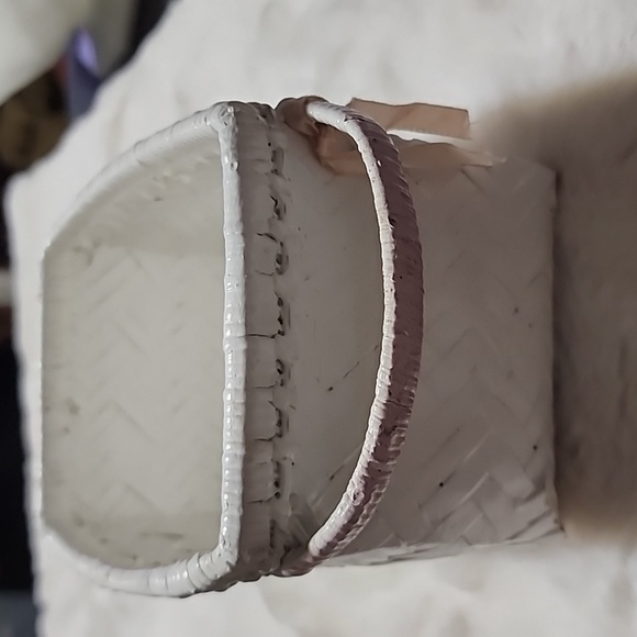 VINTAGE WHITE BASKET WITH FLOWERS DESIGNED. - Picture 2 of 6